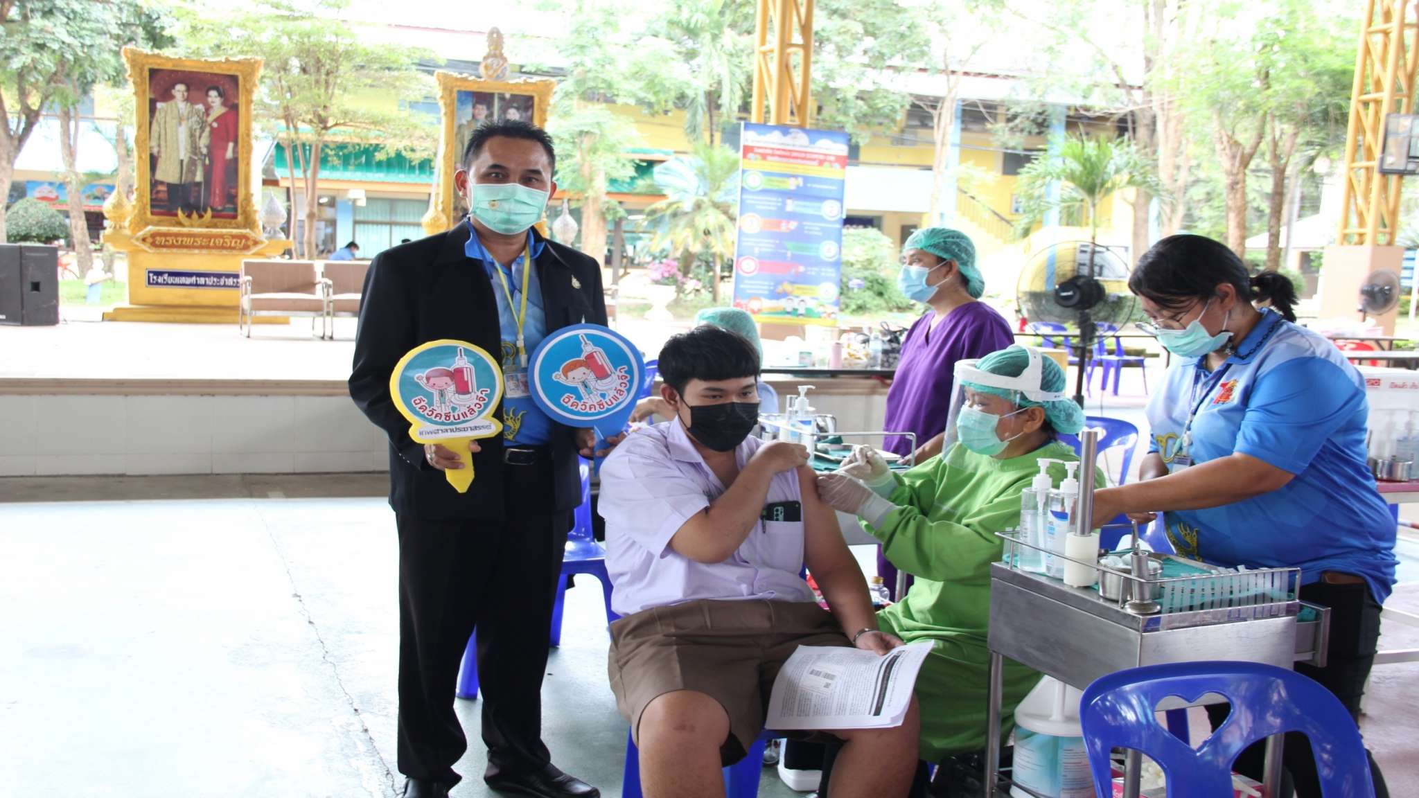 นักเรียน ม.ปลาย รับวัคซีนไฟเซอร์  เข็มที่ 2