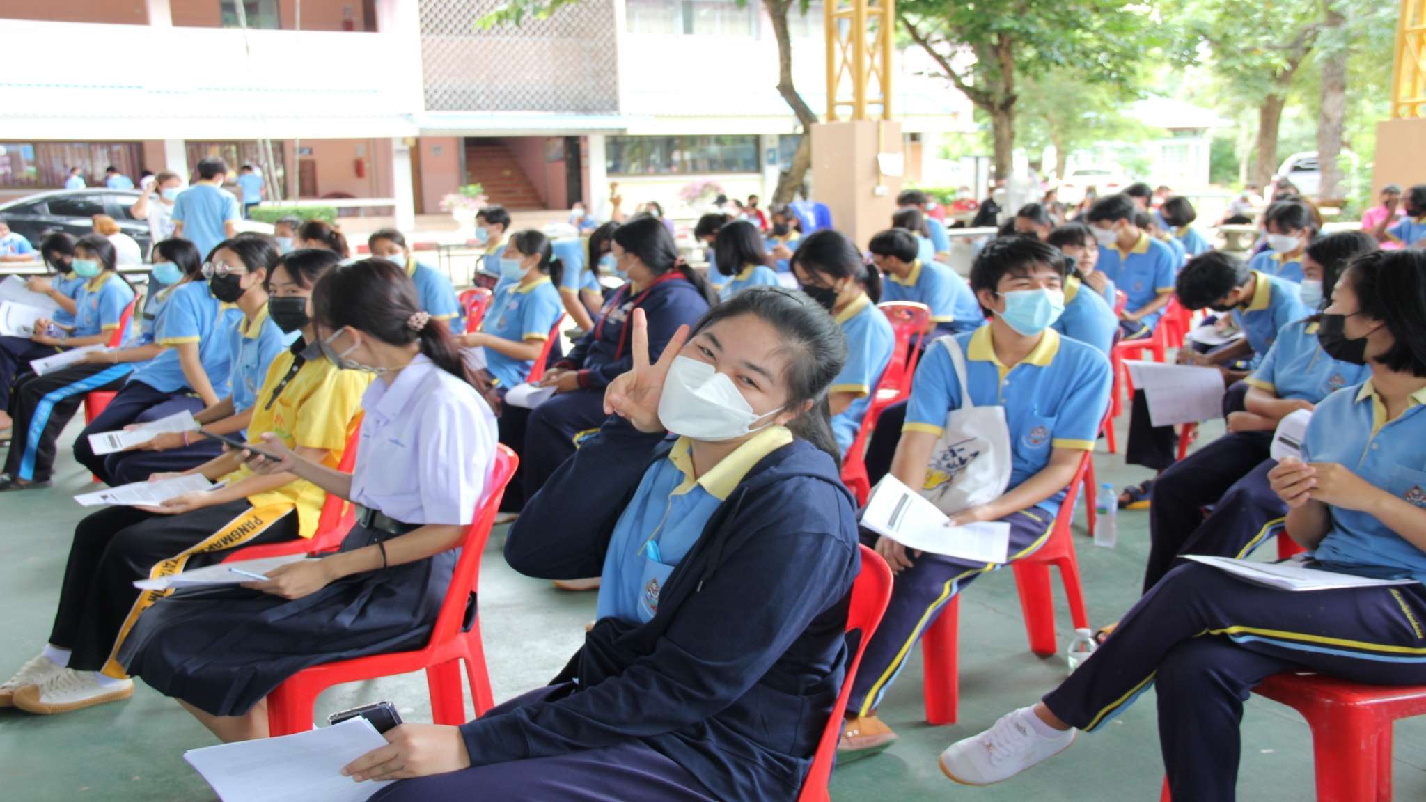 นักเรียน ม.ปลาย รับวัคซีนไฟเซอร์  เข็มที่ 2