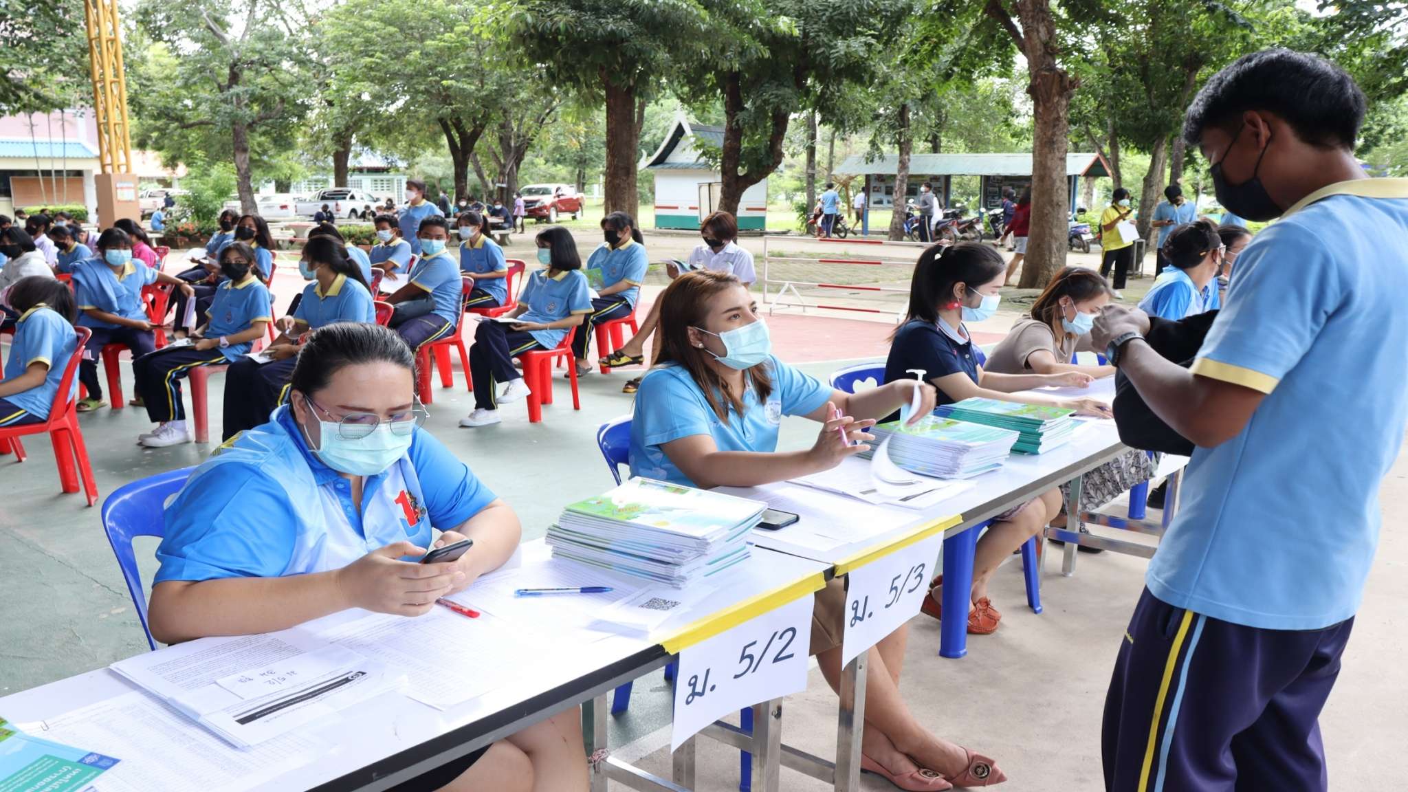 นักเรียน ม.ปลาย รับวัคซีนไฟเซอร์  เข็มที่ 2